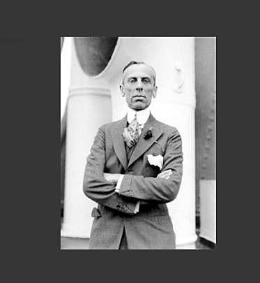 ESCUELA CLASICA - ALFRED PRITCHARD SLOAN (1875-1966)