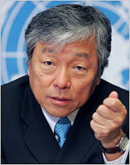 El Dr. LEE Jong-wook, de la República de Corea, es elegido sexto Director General de la Organización Mundial de la Salud.