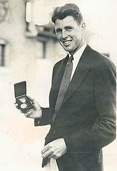 Los primeros intentos de organizar y regular la práctica veterinaria tienden a centrarse en los caballos, debido a su importancia como medio de transporte y arma de guerra. Durante la Edad Media.