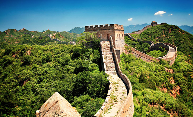 Kineserne bygger den kinesiske mur