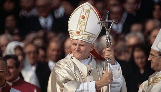 El mundo da la bienvenida al papa Juan Pablo II