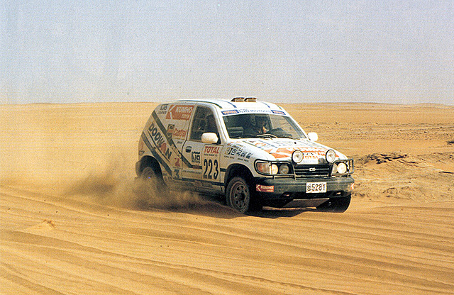 El modelo Sportage finaliza el Rally París-Dakar de 1993.