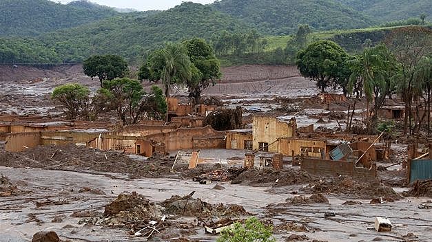 2.- Vertidos mineros tóxicos sepultan una región (Samarco, Minas Gerais) en Brasil.