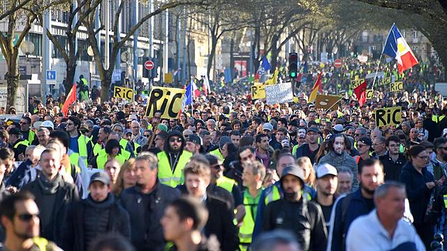 Protestas en línea, correos electrónicos y llamadas telefónicas