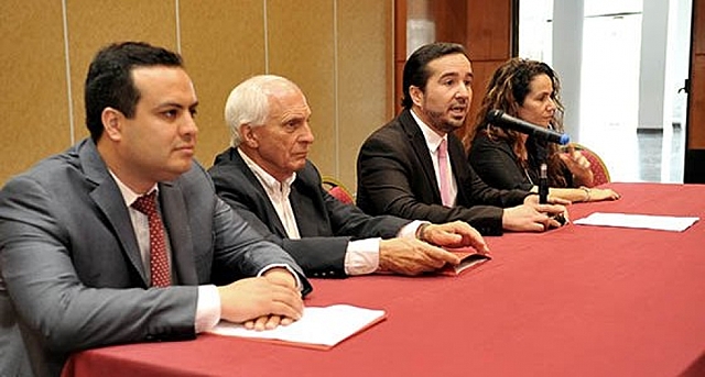 Inicia un debate sobre el desarrollo.