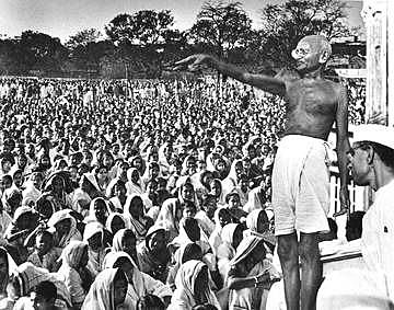 GANDHI CONDUCE PROTESTAS EN LA INDIA.