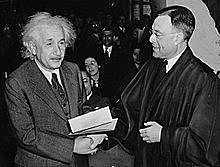 Albert Einstein gana el premio Nobel.