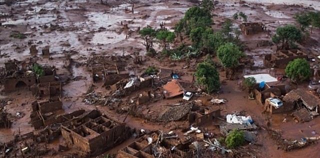 Vertidos mineros tóxicos sepultan una región (Samarco, Minas Gerais) en Brasil.