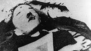 Con las tropas soviéticas en las afueras de Berlín, Hitler se suicida