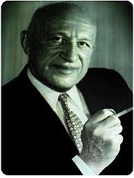 Primer secretario de Turismo del país: Julio Hirscfield Almada