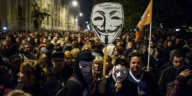 El gobierno de Hungría pretendió establecer un nuevo impuesto por cada gigabyte de tráfico de Internet y la sociedad protestó inmediatamente.