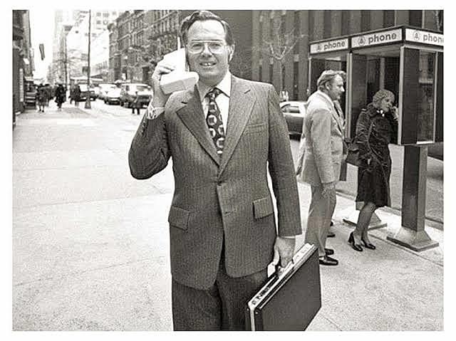 Se realiza la primera llamada a un teléfono móvil