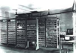 EDSAC. Electronic Delay Storage Automatico Computer(Computadora Automática de Almacenamiento de Retraso Electrónico)