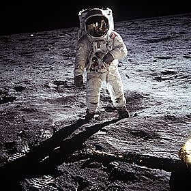 Mensch fliegt zum Mond