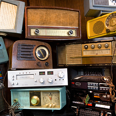 Timeline: La radio - Idalí Gómez