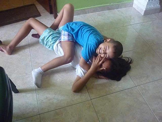 JUGANDO CON MI HERMANO