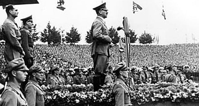 Los nazis acceden al poder y con ello comienza el Holocausto.