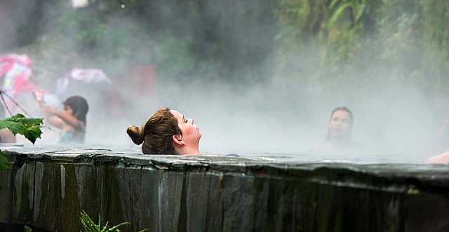 SIGLO XVII Y  XVIII USO DE LAS AGUAS TERMALES COMO MEDICINA NATURAL