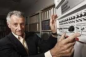 Leonard Kleinrock del Massachusetts Institute of Technology publica una primera teoría sobre la utilización de la conmutación de paquetes para transferir datos