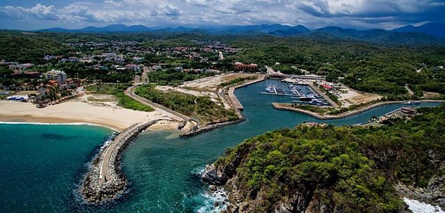 Se inician las obras de infraestructura en las Bahías de Huatulco, Oaxaca.