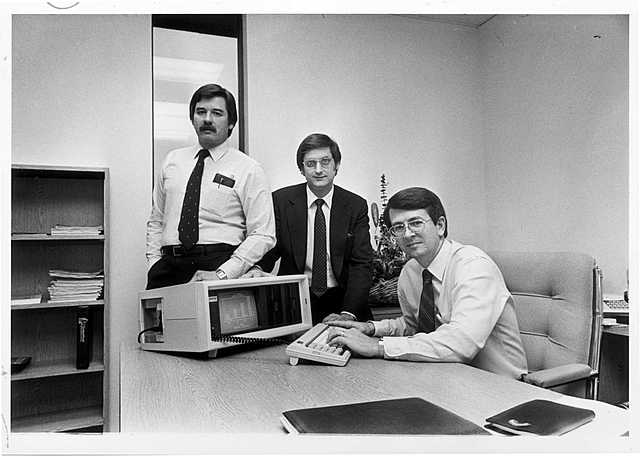 Compaq Computer Corporation introdujo su primer computadora personal