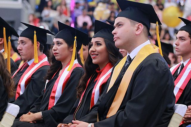 TERMINO SUS ESTUDIOS DIVERSOS