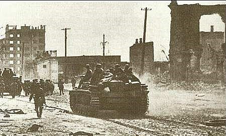 Alemania se rinde ante los soviéticos en la batalla de Stalingrado y seden el territorio conquistado a los rusos.