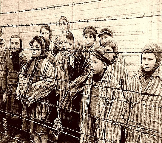 El ejército rojo de la URSS toma el campo de concentración de Auschwitz, liberando a miles de prisioneros, la opinión publica conoce los horrores del holocausto judío.