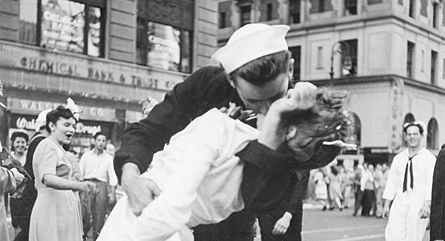 Fin de la Segunda Guerra mundial, se establecen las nuevas fronteras de  Alemania y se instalan sistemas democráticos en países que se liberaran del nazismo.