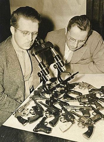 Philip Gravelle and Calvin Goddard develop the comparison microscope.