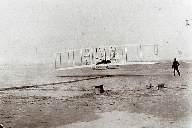 Erster Flug mit einem Motorflugzeug
