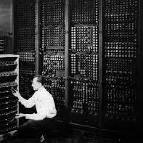 Se instala el primer computador en la Universidad de California (UCLA)