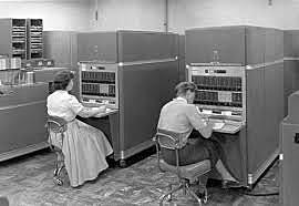 El Tecnológico de Monterrey y la UNAM se conectan a Bitnet, una red cerrada creada por IBM.