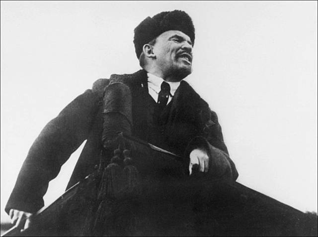 Lenin se dirige a sus partidarios en Moscú durante el primer aniversario de la revolución bolchevique