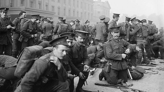 Un grupo de soldados del ejército británico prepara su equipaje en Westminster.