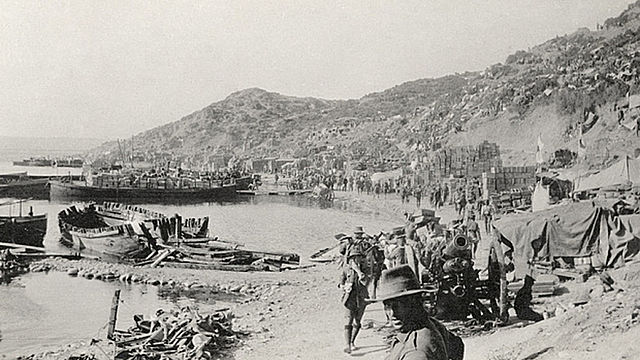 las tropas aliadas de la ANZAC desembarcaron en la península de Galípoli.