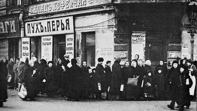 Cola del pan a comienzos de en Petrogrado.