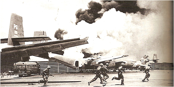 Estados Unidos interviene en el conflicto en Vietnam.