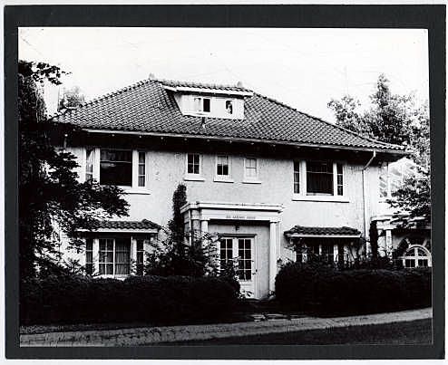 F. Scott Fitzgerald moves to Great Neck, Long Island