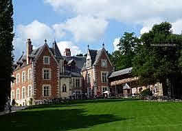 Se translada a Francia como primer pintor de la corte por el rey Franciso I, el cual le asigna como residencia privada el castillo Cloux