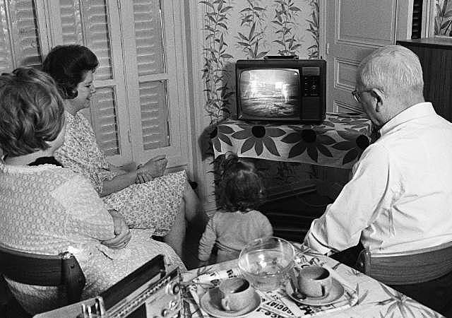 Apolo  II aterrizo  en  la luna  y  el  suceso  se  transmitió  en  vivo