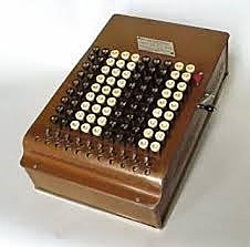 CALCULADORA CON UNA TABLA DE MULTIPLICACIÓN INTERNA;