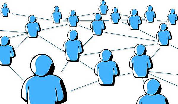 Aparición de la primera red social publica