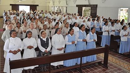 Se restablecen la comunidades religiosas