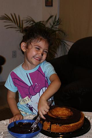 Decorando el pastel de cumpleaños de mi mamá