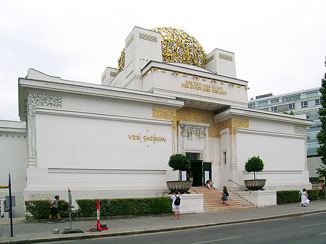 Palazzo della Secessione Viennese su progetto di  Joseph Maria Olbrich. "A ogni tempo la sua Arte, a ogni arte la sua Libertà".