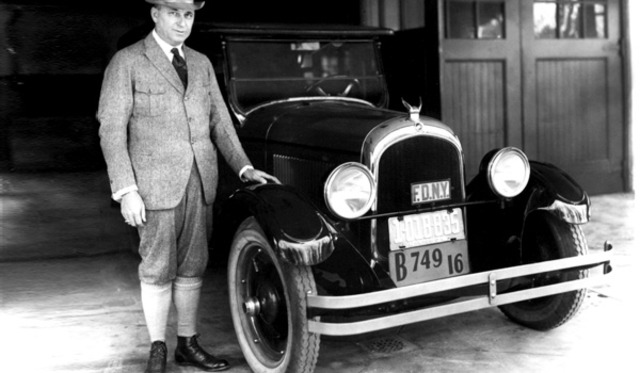 First American car with four-wheel hydraulic brakes