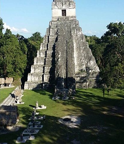 Finaliza la construcción del templo IV o templo de serpiente bícefala.