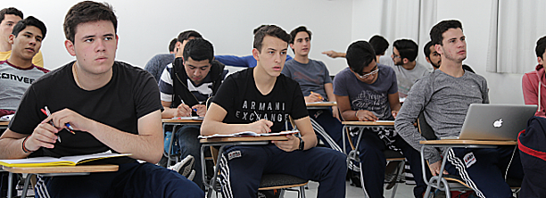 Hoy: Cerca del final de la preparatoria. Ya tengo una idea aproximada a lo que quiero estudiar: Ingeniería química.