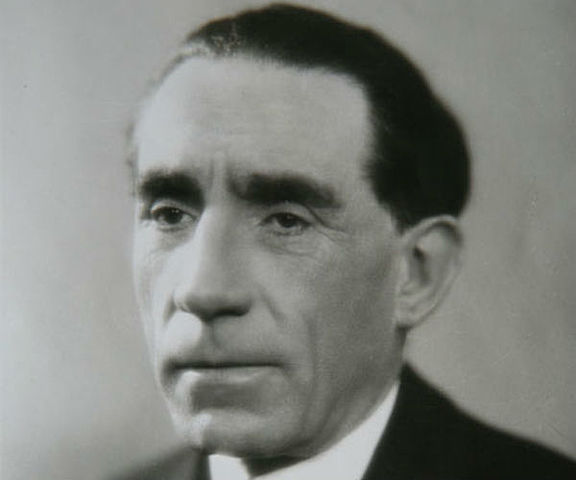 Louis Renault patenta el cambio de velocidades para automóvil mediante un tren de engranajes.